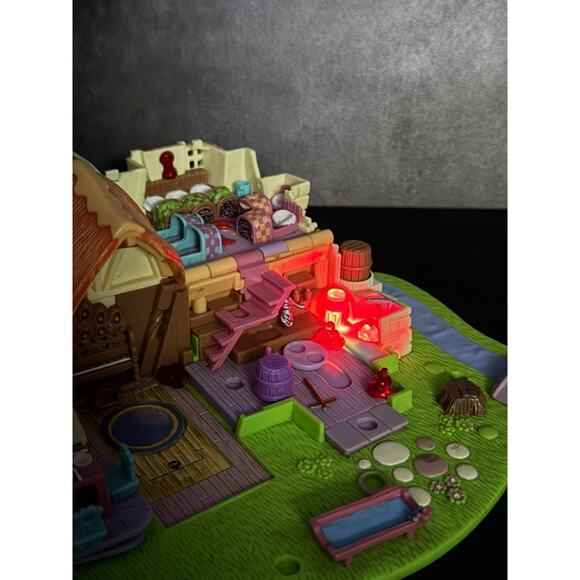 Vintage Disney Snow White Tiny Collection Polly Pocket Cottage 1995 *Works* - Picture 7 of 10